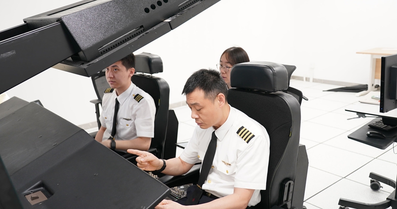 4. 飛行模擬機操作訓練.jpg