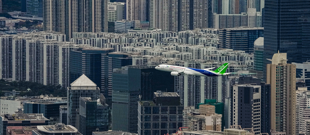 C919飛機(jī)飛躍香港維多利亞港_副本.jpg